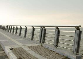 橋梁護(hù)欄.jpg 橋梁護(hù)欄.jpg