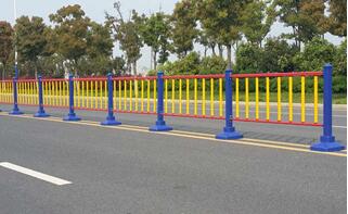 道路護(hù)欄.jpg 道路護(hù)欄.jpg