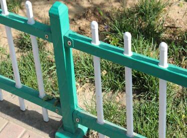 草叢護欄.jpg 草叢護欄.jpg