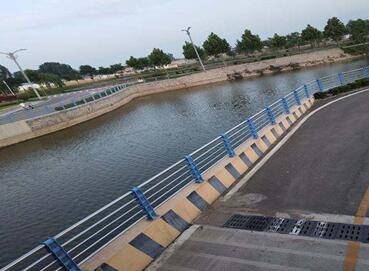 橋梁護(hù)欄.jpg 橋梁護(hù)欄.jpg